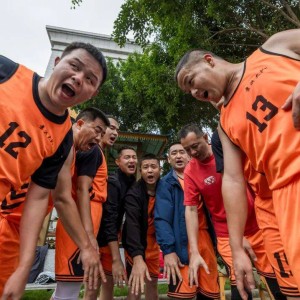 C7娱乐官网网页版-国际篮球大赛结束，球队捧杯欢呼，夺冠惊喜