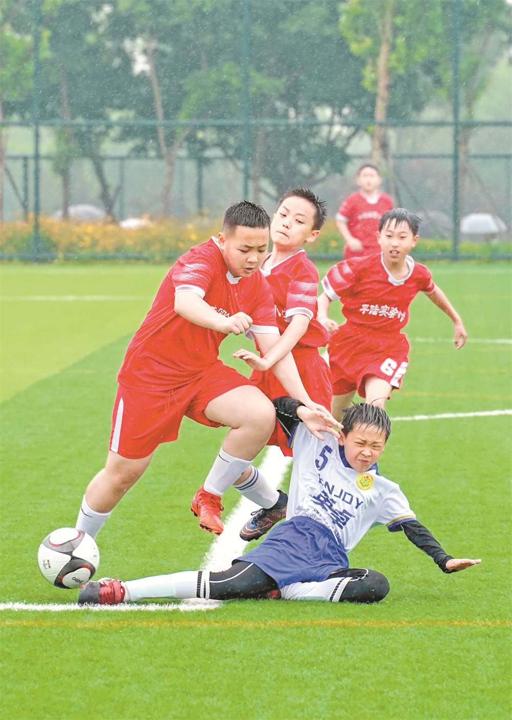 精彩的足球比赛中选手们的表现让人动容的简单介绍