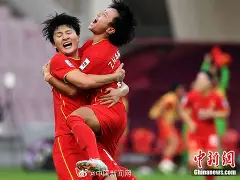 中国女足登顶国际赛事,实力碾压对手在赛场上 中国女足登顶国际赛事,实力碾压对手在赛场上
