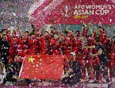 中国女足登顶国际赛事,实力碾压对手在赛场上 中国女足登顶国际赛事,实力碾压对手在赛场上